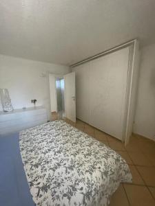 Postel nebo postele na pokoji v ubytování Fitto Estivo Appartamento In Forio D’Ischia