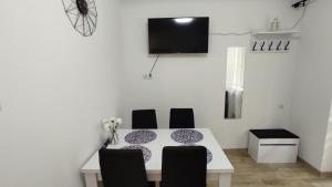 Televízia a/alebo spoločenská miestnosť v ubytovaní Apartamenty AgPa7