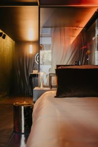 una camera da letto con un letto grande con testiera in legno di L'intimiste a Longeville-sur-Mer