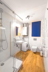 La salle de bains est pourvue d'une douche, de toilettes et d'un lavabo. dans l'établissement Rentimi - Apartament Skandynawski 2, à Krynica-Zdrój