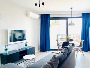 ein Wohnzimmer mit Sofa und Tisch in der Unterkunft Horyzont by Baltic Home in Misdroy