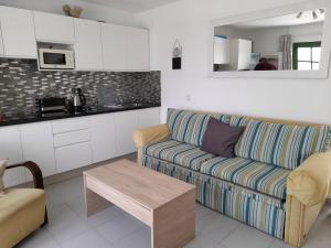 Posezení v ubytování Fabulous 1-Bed Apartment in Puerto del Carmen