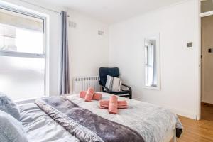A bed or beds in a room at 2 Bed Apt, FREE Parking, Long Stay Discount