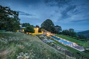 une maison avec une piscine sur une colline dans l'établissement Dionisia's Home, Pool, Spa on Monviso UNESCO ALPS, à Verzuolo
