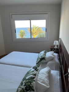 - une chambre avec 2 lits et une fenêtre dans l'établissement Apartamentos Alegro, à Poris de Abona