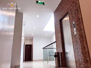 um lobby com uma porta em um edifício em Đức Lan Hotel em Ha Giang