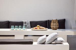 Casa Bu في فيرا: غرفة معيشة مع طاولة وأريكة