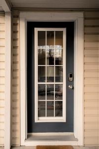 een blauwe deur met een raam op een huis bij Bloomfield Bliss in Bloomfield