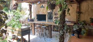 a patio with a table and some plants at Apartamento en el vivero in Tilcara