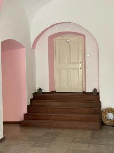 una stanza con una porta bianca e alcune scale di Apartmán Sunny Adam na zámku a Česká Kamenice