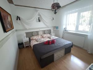 sypialnia z łóżkiem z czerwonymi butami w obiekcie Haus Oberberg - Pokoje Ozonowane w mieście Wilkasy
