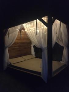 Łóżko lub łóżka w pokoju w obiekcie Siedlisko nr 4A nad jeziorem Skarlińskim, jezioro, mazury, domki letniskowe
