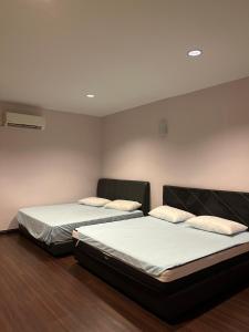 A bed or beds in a room at 4-6人家庭 Cozy Home @ Kutoba Square