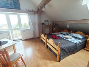 Posteľ alebo postele v izbe v ubytovaní Haus Oberberg - Pokoje Ozonowane - ORŁY TURYSTYKI 2024