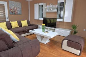 Televízia a/alebo spoločenská miestnosť v ubytovaní Holiday House Lana