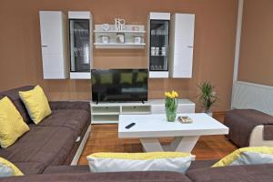 TV a/nebo společenská místnost v ubytování Holiday House Lana + 28 fotografií
