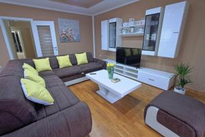 TV a/nebo společenská místnost v ubytování Holiday House Lana