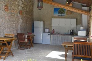 Virtuvė arba virtuvėlė apgyvendinimo įstaigoje La bastide des lavandières