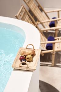una bandeja de comida junto a la piscina en Casa Bu, en Fira