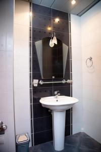 La salle de bains est pourvue d'un lavabo et d'un miroir. dans l'établissement SAHIL GARDEN Uzeir Gadgibekova Street, à Baku
