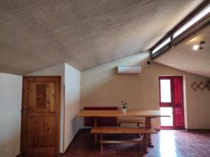 Habitación con mesa, banco y ventana en La Mansarda, en Ceglie Messapica