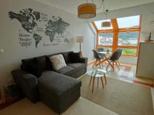 uma sala de estar com um sofá e uma mesa em Alojamientos Viveiro - Ático Playa de Covas em Viveiro