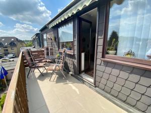 Un balcón de una casa con 2 sillas y una ventana en Apartment Anita, en Bottrop