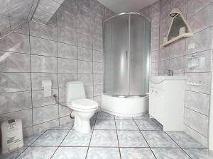 Kúpeľňa v ubytovaní Haus Oberberg - Pokoje Ozonowane - ORŁY TURYSTYKI 2024