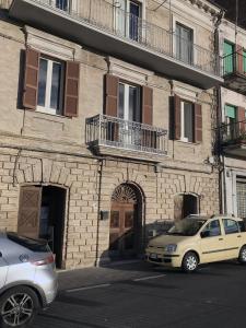 dos coches estacionados frente a un edificio en Casa Velia, en Bomba