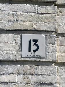 een klok aan de zijkant van een stenen muur bij Casa Velia in Bomba