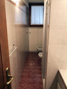 een kleine badkamer met een toilet en een raam bij Casa Velia in Bomba