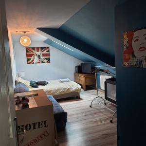 Zimmer mit einem Bett und einer Schachtel in der Unterkunft Un petit coin de paradis 2 in Clairfontaine