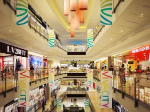 um grande centro comercial com pessoas nele em Vivacity Jazz 4 123 em Kuching