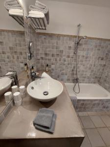 Ванная комната в Hôtel les Bouis - Vue mer