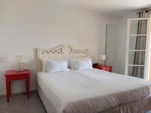 Кровать или кровати в номере Hôtel les Bouis - Vue mer