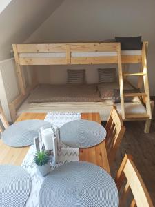 Poschodová posteľ alebo postele v izbe v ubytovaní Familly Apartmens