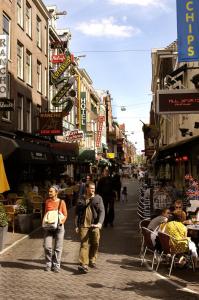 アムステルダムにあるアムステルダム ホステル ライツェプレインの市道を歩く人々