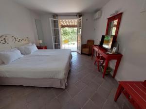 Кровать или кровати в номере Hôtel les Bouis - Vue mer