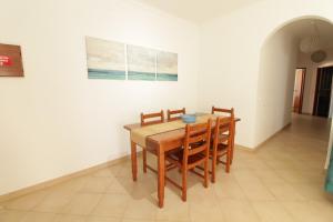 comedor con mesa de madera y sillas en Old Town Apartments 2D, en Albufeira