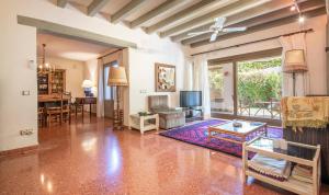 a living room with a couch and a tv at TarracoHomes, Villa con Terraza cerca de la playa Vilafortuny in Cambrils