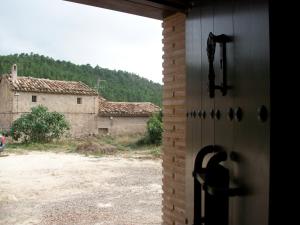 una puerta a un edificio con vistas a un patio en Rosella de Rubielos, en Fuentes de Rubielos