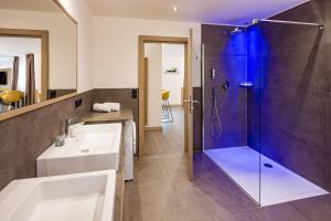 a bathroom with a shower and a sink at Panorama Residence Saltauserhof Resort in Saltusio