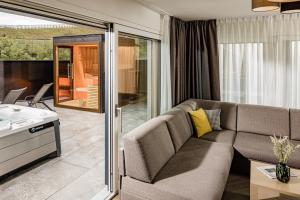 Panorama Residence Saltauserhof Resort في سالتوسيو: غرفة معيشة مع أريكة وطاولة