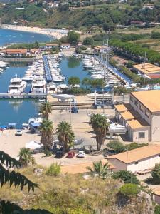 una vista aerea di un porto turistico con barche in acqua di L Antico Soffitto Tropea a Tropea