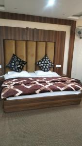 Rúm í herbergi á Hotel Zoon Dabb Srinagar airport kashmir