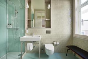 Ένα μπάνιο στο Cais Urban Lodge