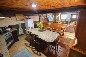 een keuken en eetkamer met een tafel en stoelen bij Casa Viade in Montalegre