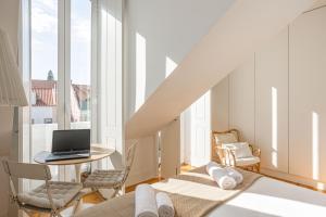 Televisyen dan/atau pusat hiburan di Bright Tailor Made Flat With a View in Estrela