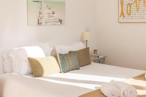 Katil atau katil-katil dalam bilik di Bright Tailor Made Flat With a View in Estrela