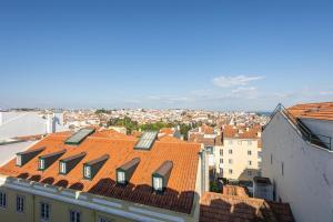 Pemandangan umum bagi Lisbon atau pemandangan bandar yang diambil dari apartmen